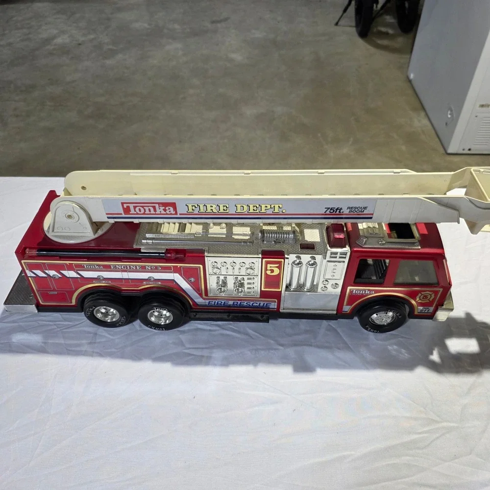 Vintage 1993 Tonka Fire Dept Rescue Engine No 5 Truck 75ft Rescue Boom 92330 USA